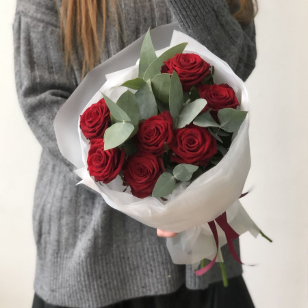Розы красные с эвкалиптом
